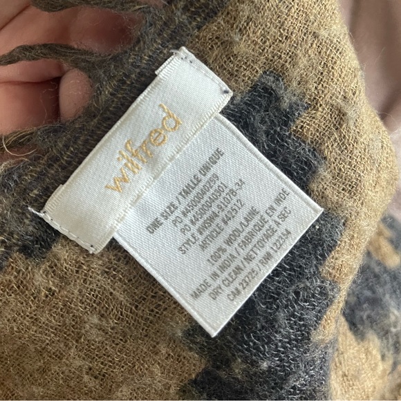 Aritzia mosaic blanket scarf - Picture 4 of 8